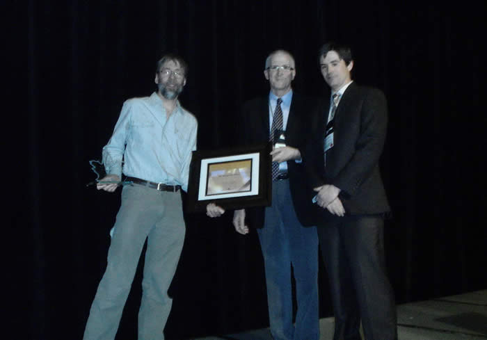 Wayne Maddison (à gauche), Mark Graham, Ph.D. (au centre) et Brian Groves (à droite)